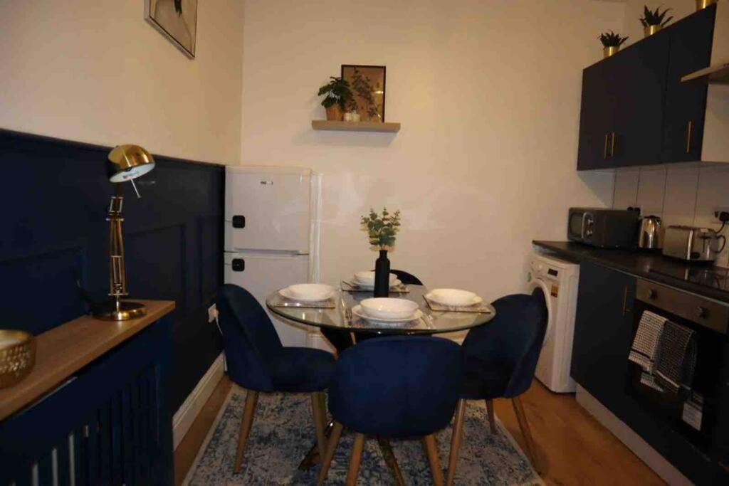 Large 1 Bed Serviced Apartment In The Town Centre Apartamento