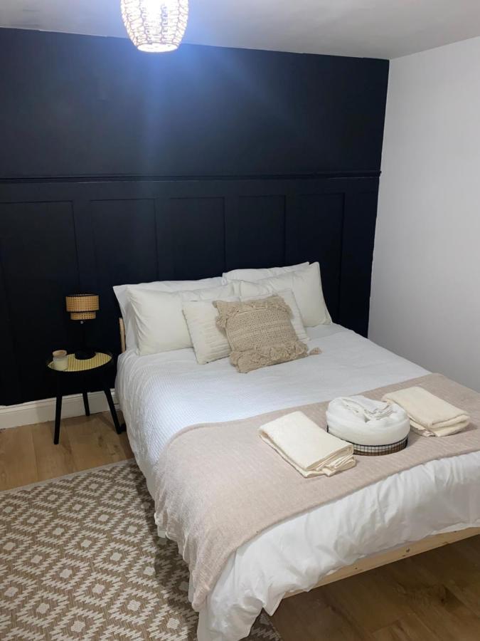 Large 1 Bed Serviced Apartment In The Town Centre Apartamento *